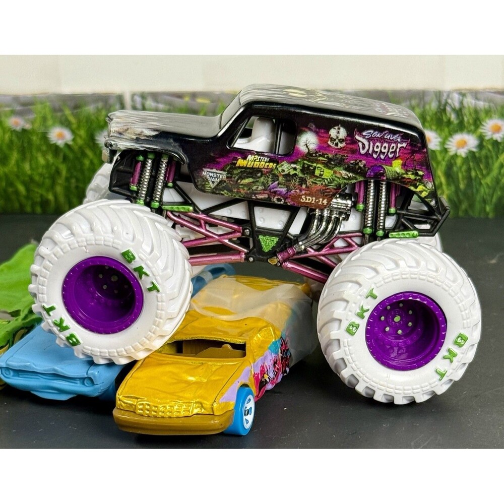 Custom Monster Jam Son UVA Digger BKT Tires 1:64 Monster Truck